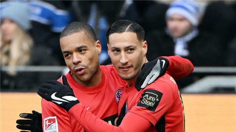 Younes Ebnoutalib (r) bestrafte einen Patzer der KSC-Defensive. 