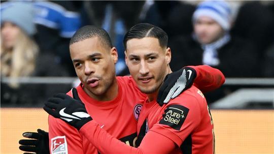 Younes Ebnoutalib (r) bestrafte einen Patzer der KSC-Defensive. 