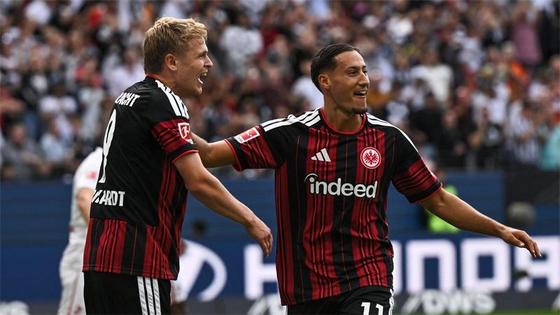 Freiburgs Siegesserie reißt - Erste Tore und Punkte für HSV Younes Ebnoutalib und Jonathan Burkardt schossen sich für Jürgen Klopp warm.