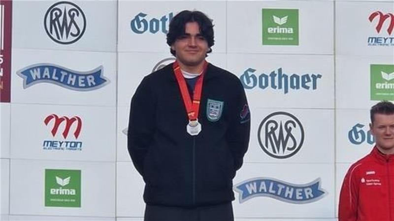 Younes Focke mit der Silbermedaille.