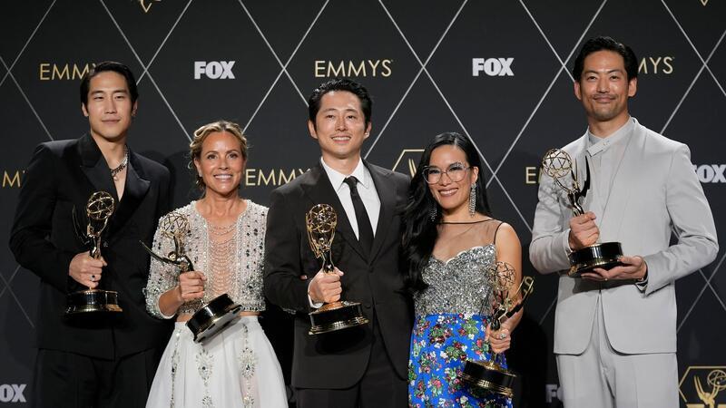 Young Mazino (l-r), Maria Bello, Steven Yeun, Ali Wong und Joseph Lee sind die Gewinner des Preises für die herausragende limitierte oder Anthologieserie für „Beef“.