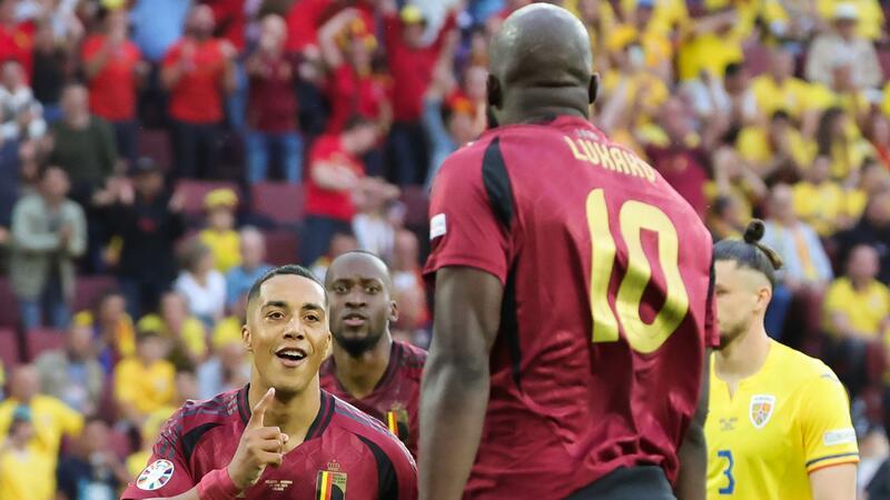 Belgien meldet sich mit Sieg gegen Rumänien bei EM zurück Youri Tielemans (l) traf schon nach 73 Sekunden auf Vorlage von Romelu Lukaku zum 1:0 für Belgien.
