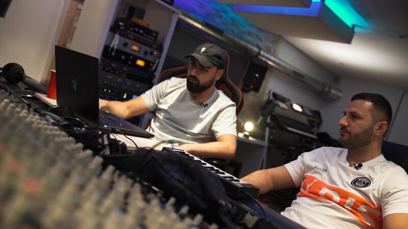 Dieser Buxtehuder Rapper will Beats für Deichkind kreieren YuPanther (links) und DJ Craft beim Produzieren im Studio.