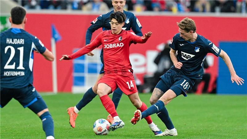 Yuito Suzuki und Freiburg: Von Hoffenheimern umzingelt.  