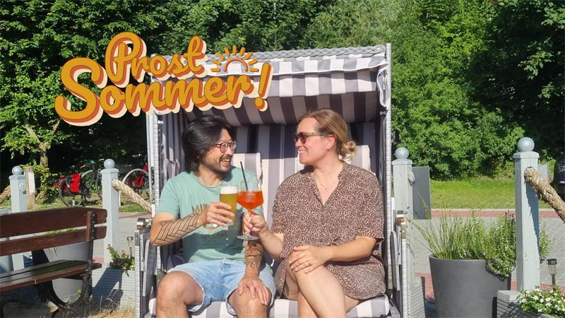 Yuki Graffelmann Chijimi und Tina Graffelmann betreiben die Schifferlounge in Stade. Zwischen Wohnmobilen und der Schiffertorsstraße gibt es kalte Getränke und Tapas.