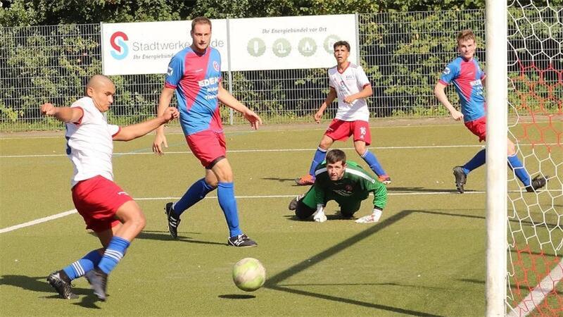 Jubel beim VfL Güldenstern III - Drei Platzverweise in Buxtehude Yunis Askari erzielt das 3:3 gegen den FC Oste/Oldendorf II und beschert Stade den ersten Punkt in dieser Saison.
