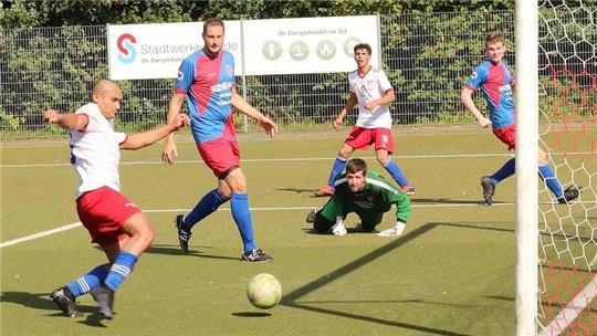 Yunis Askari erzielt das 3:3 gegen den FC Oste/Oldendorf II und beschert Stade den ersten Punkt in dieser Saison.
