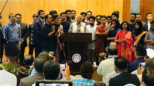 Yunus ist in Bangladesch eingetroffen, um nach dem Rücktritt der autoritären Ministerpräsidentin Hasina eine Übergangsregierung zu leiten.