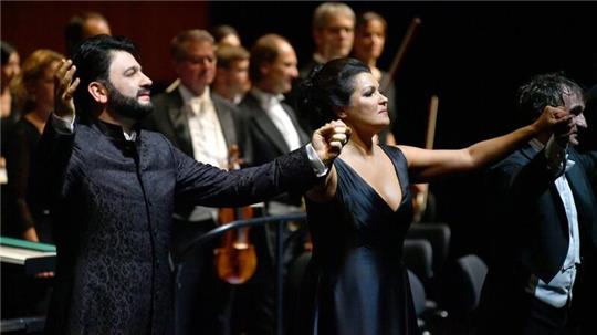 Yusif Eyvazov (l-r), in der Rolle des Maurizio, Anna Netrebko, in der Rolle der Adriana Lecouvreur.