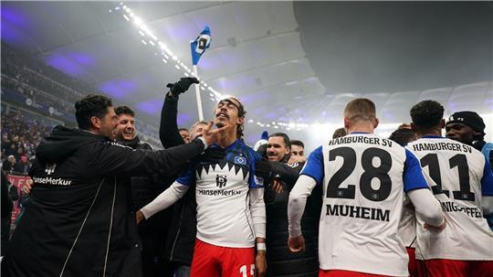 Yussuf Poulsen und seine Teamkollegen vom Hamburger SV jubeln nach dem Siegtor zum 3:2 gegen Werder Bremen.