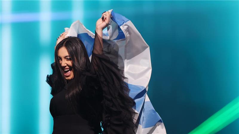 Yuval Raphael mit israelischer Flagge.