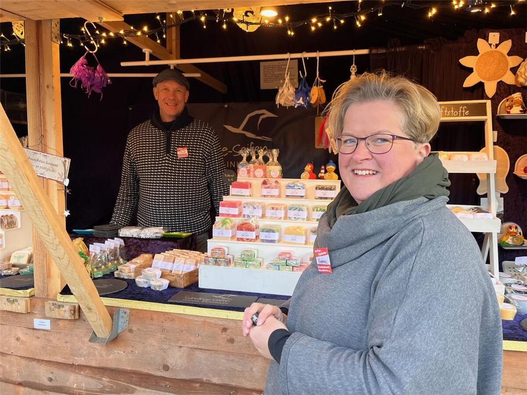 Yvonne Brinkmann ist mit ihren Schwinge-Seifen auf dem Christkindmarkt. Sie und ...