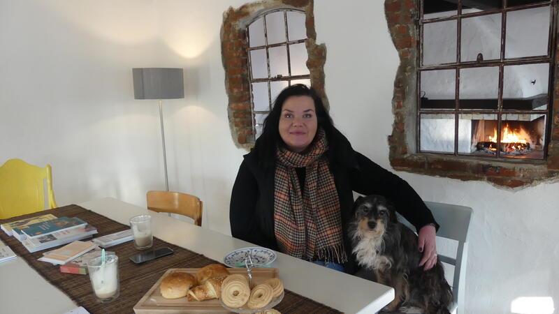 Yvonne Neumann im Besprechungraum des Haupthauses mit Hund Henry.