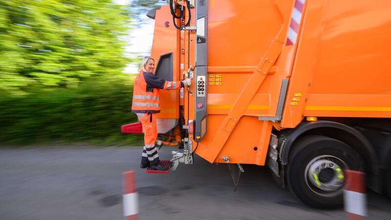 Frauen für die Müllabfuhr gesucht: Yvonne Pedd macht es vor Yvonne Pedd, Müllwerkerin beim aha Zweckverband Abfallwirtschaft Region Hannover, steht auf einem Müllfahrzeug.