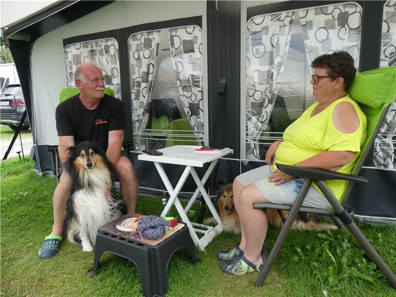 Campen auf Krautsand: Urlauber mit Hund schätzen die Insel Yvonne und Dirk Liska aus Siegen genießen vier Wochen lang mit ihren beiden Collies die Ruhe auf Krautsand – auch weil hier nicht so viele Kinder seien wie zur Ferienzeit an der Ostsee. Sie campen auf dem Platz am Elbstrand. Fotos: Knappe