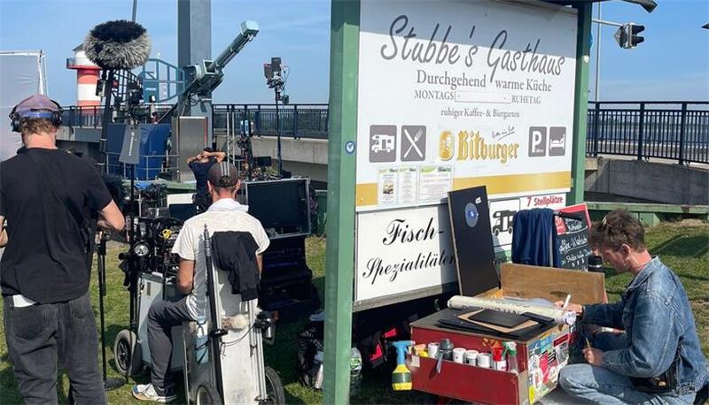 ZDF-Dreharbeiten am Lühe-Sperrwerk auf der Jorker Seite des Flusses für "Neuer Wind im Alten Land".