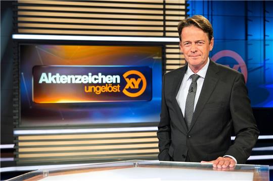ZDF-Moderator Rudi Cerne im Studio der Sendung "Aktenzeichen XY ... ungelöst". Foto: dpa