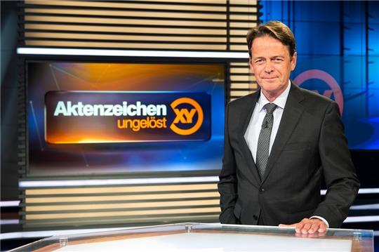 ZDF-Moderator Rudi Cerne im Studio der Sendung «Aktenzeichen XY ... ungelöst». Foto: Sina Schuldt/dpa +++ dpa-Bildfunk