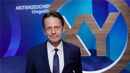 ZDF-Moderator Rudi Cerne im Studio der Sendung „Aktenzeichen XY ... ungelöst“.