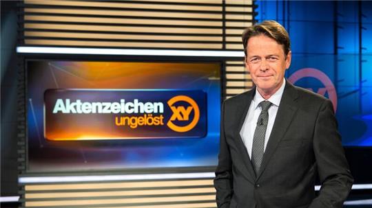 ZDF-Moderator Rudi Cerne im Studio der Sendung „Aktenzeichen XY ... ungelöst“.