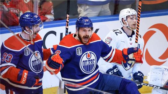Zach Hyman (M) von den Edmonton Oilers feiert sein Tor.