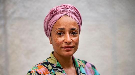 Zadie Smith legt einen historischen Roman vor, der viele aktuelle Bezüge hat.