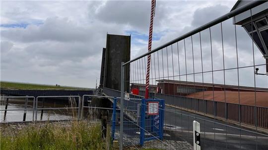 Zäune riegeln das Sperrwerk und die geöffnete Klappbrücke ab. Das wird zunächst so bleiben.