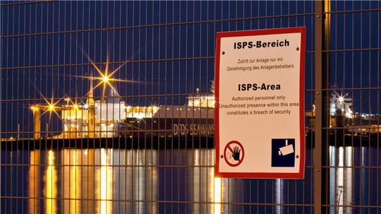 Zäune und Verbotsschilder sichern neben Wachpersonal, Bundes- und Wasserschutzpolizei den Hafenbereich. Archivfoto: Adelmann