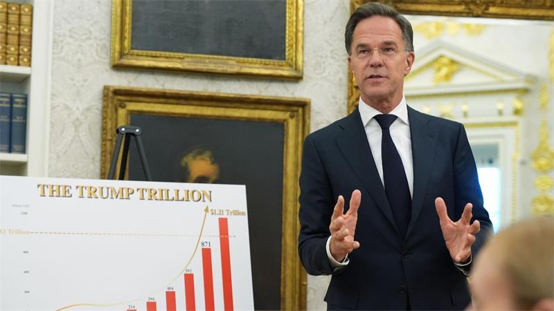 Nato-Gipfel mit Trump: Unterwerfung oder klare Kante? Zahlen für Trump: Nato-Generalsekretär Mark Rutte brachte dem US-Präsidenten jüngst sogar eine Schautafel mit. Das Diagramm war mit den Worten „Die Trump-Billion“ überschrieben. (Archivbild)
