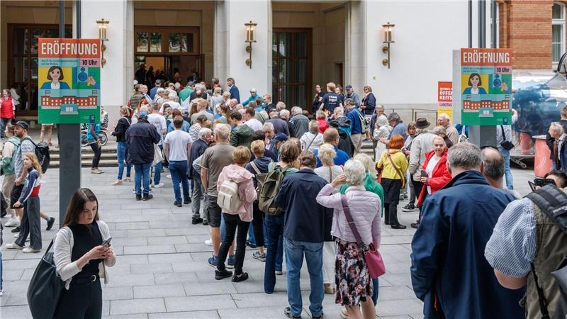 Landtag in Kiel öffnet seine Türen für Besucher Zahlreich strömen die Bürgerinnen und Bürger zum Tag der offenen Tür im Landtag in Kiel.