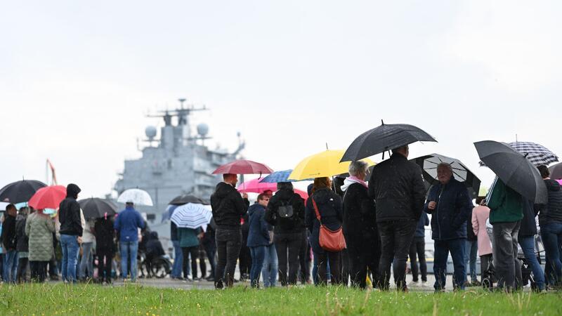 Zahlreiche Angehörige warten in Wilhelmshaven auf die Fregatte „Hessen“.