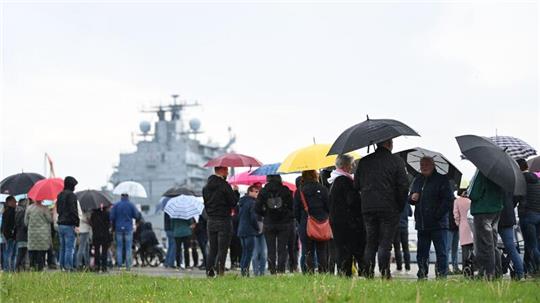 Zahlreiche Angehörige warten in Wilhelmshaven auf die Fregatte „Hessen“.