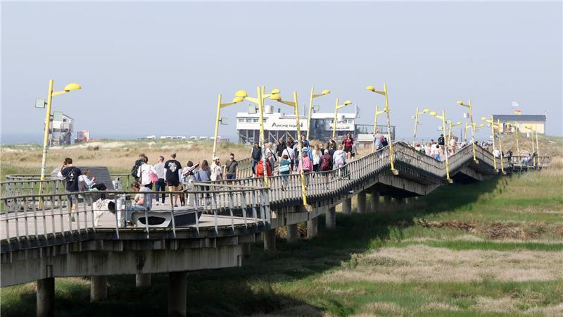 Sonne lockt Norddeutsche am Pfingstwochenende nach draußen Zahlreiche Ausflügler waren etwa auf der Seebrücke unterwegs, die zum Strand von St. Peter-Ording führt.