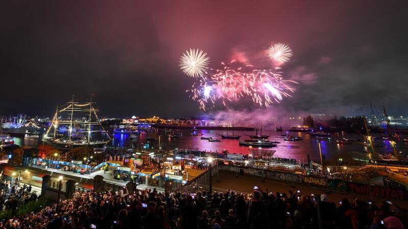 Scooter-Auftritt und Feuerwerk zum 835. Hafengeburtstag Zahlreiche Ausflugs- und Traditionsschiffe liegen während des Feuerwerks auf der Elbe vor den Landungsbrücken.