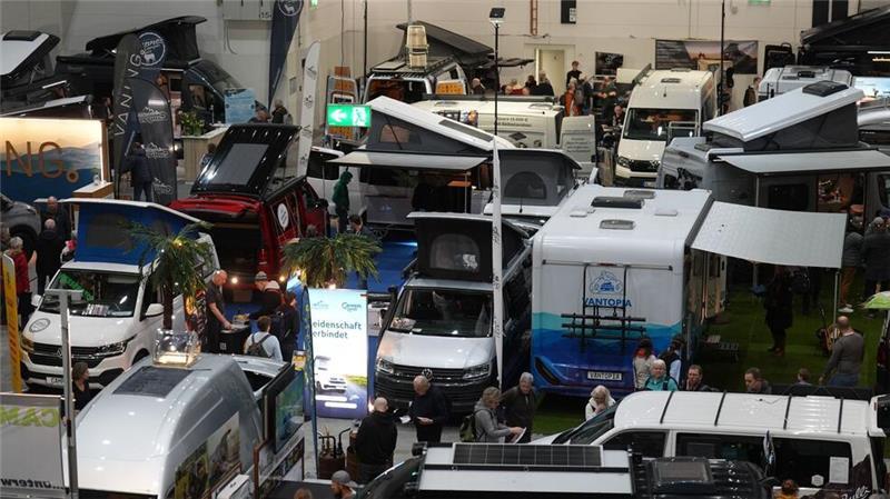 Zahlreiche Aussteller präsentieren auf der Messe „Reisen& Caravaning“ ihre Produkte dem Hamburger Publikum.