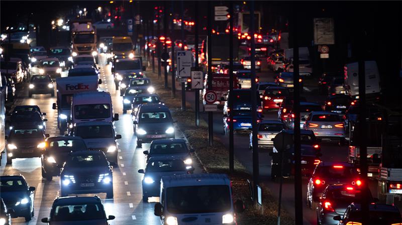 Hamburg belegt Platz 3 der „Stauhauptstädte“ in Deutschland Zahlreiche Autos fahren im Berufsverkehr über den Mittleren Ring. Nach der Corona-Pandemie ist der traditionelle Pendlerverkehr zurückgekehrt. Foto: Sven Hoppe/dpa