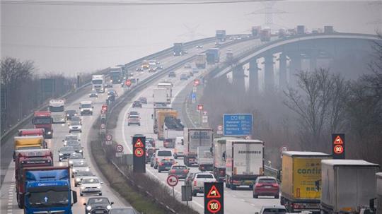 Zahlreiche Autos und Lastwagen fahren bei grauem und diesigem Wetter über die Rader Hochbrücke.