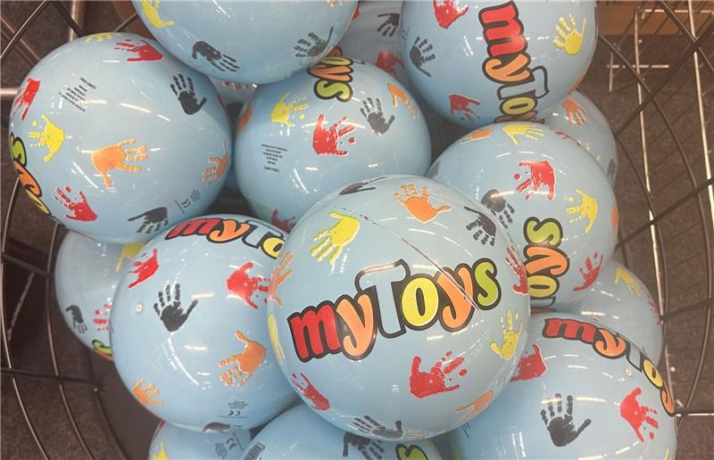 Otto verkauft 19 Mytoys-Geschäfte Zahlreiche Bälle mit dem Logo von myToys liegen in einem Korb.