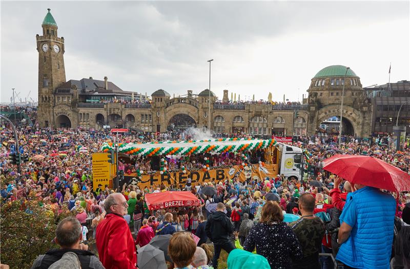 Erster Schlagermove seit Corona-Pandemie mit 400.000 Schlagerfans Zahlreiche Besucher des Schlagermoves fahren mit Wagen an den Landungsbrücken entlang und feiern zur Musik. Foto: Georg Wendt/dpa