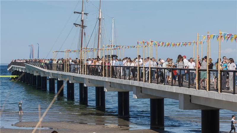 Zahlreiche Besucher haben das schöne Wetter am 1. Mai genutzt, um erstmals über die neue Seebrücke in Scharbeutz zu flanieren.