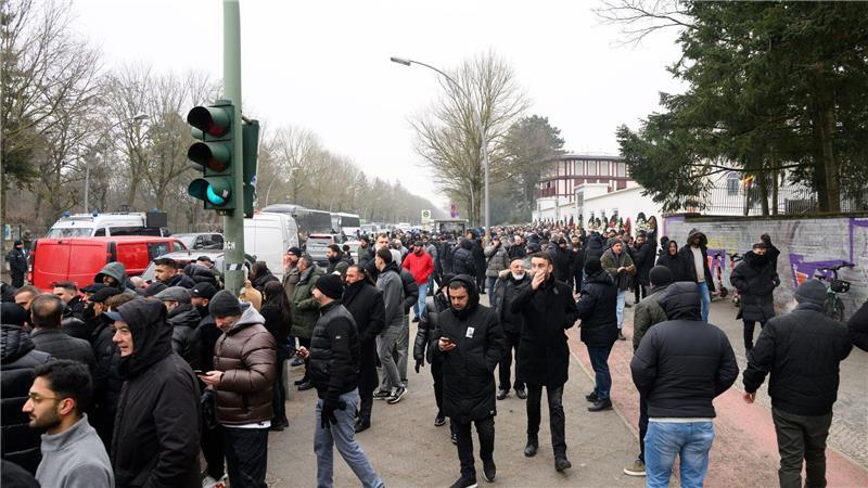 Zahlreiche Besucher kommen nach dem Trauergebet vor der Beerdigung eines 62-Jährigen aus der Neuköllner Sehitlik-Moschee.
