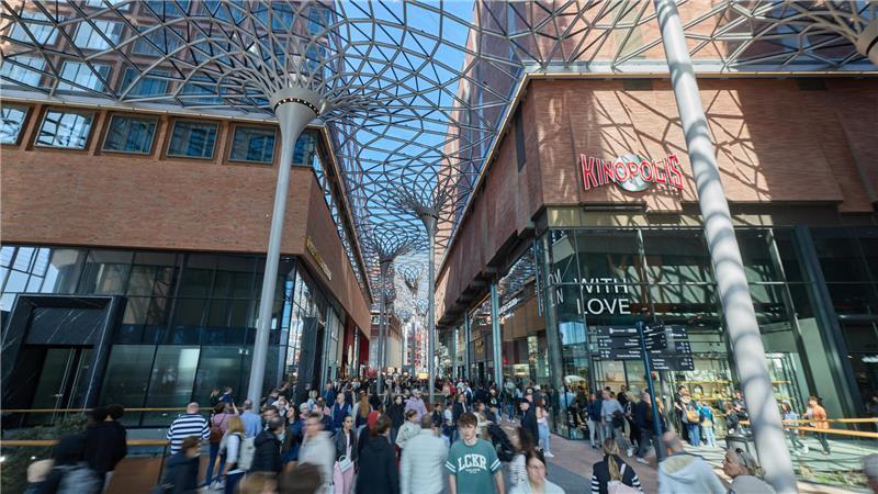 Zahlreiche Besucher sind im Westfield Einkaufszentrum unterwegs. 