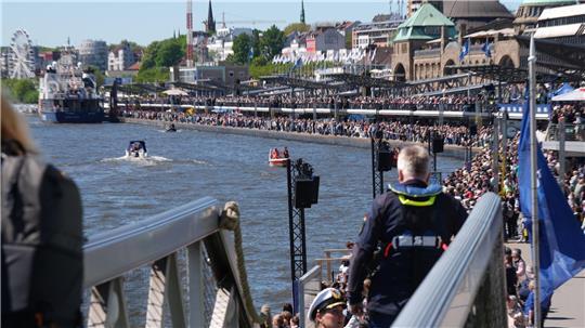 Zahlreiche Besucher stehen beim 837. Hafengeburtstag am Ufer der Elbe. 