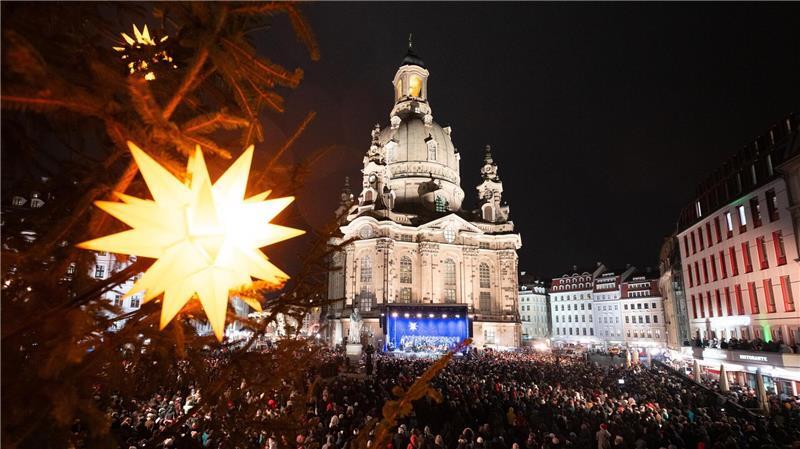 Zahlreiche Besucher verfolgen die traditionelle Christvesper auf dem Neumarkt vor der Frauenkirche in Dresden.