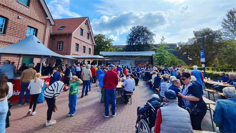 Zahlreiche Besucher zog es bei bestem Wetter zum Festplatz nach Steinkirchen.