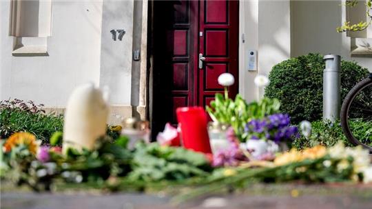 Zahlreiche Blumen und Kerzen liegen vor der Synagoge im Stadtzentrum Oldenburg.