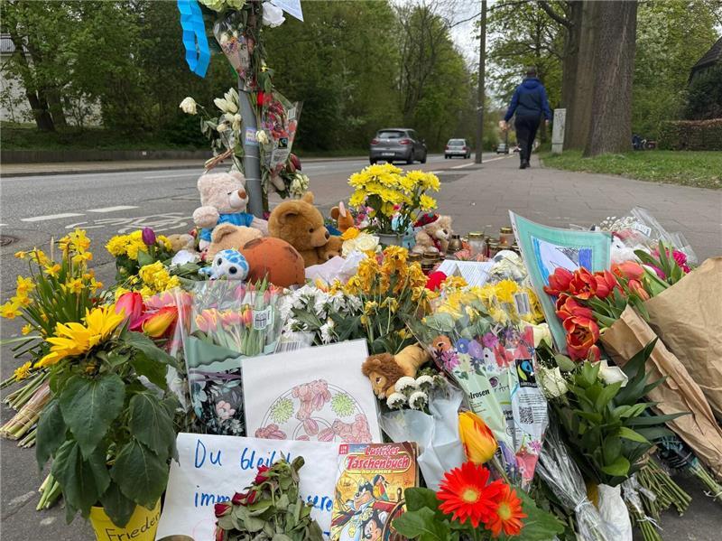 Zahlreiche Blumen und andere Dinge liegen an dem Ort, an dem das Kind vor wenigen Tagen von einem Lastwagen überfahren und getötet wurde.