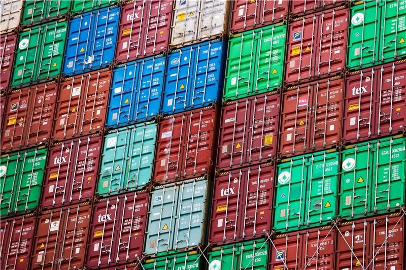 Zahlreiche Container sind an Bord eines Containerschiffs am Containerterminal Eurogate im Waltershofer Hafen verladen. Foto: Charisius/dpa