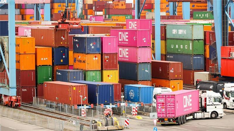 Zahlreiche Container werden am Container Terminal Altenwerder (CTA) der Hamburger Hafen und Logistik AG (HHLA) gelagert. Nach einer Studie zur Wirtschaftlichkeit der Elbvertiefung haben sich die Kosten aber nicht in steigenden Umschlagzahlen im Hamburger Hafen ausgezahlt.