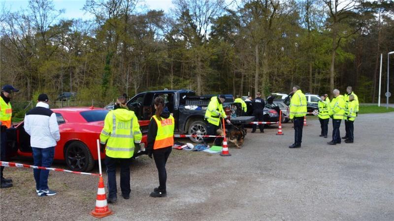Großkontrolle an der B73 – Polizei erwischt mehrere Personen mit Drogen Zahlreiche Delikte wurden von den Beamten des Zolls und der Polizei festgestellt. Weiter verstärkte Drogen und Alkoholkontrollen sind in den nächsten Wochen geplant. Foto: Jürgen Lange